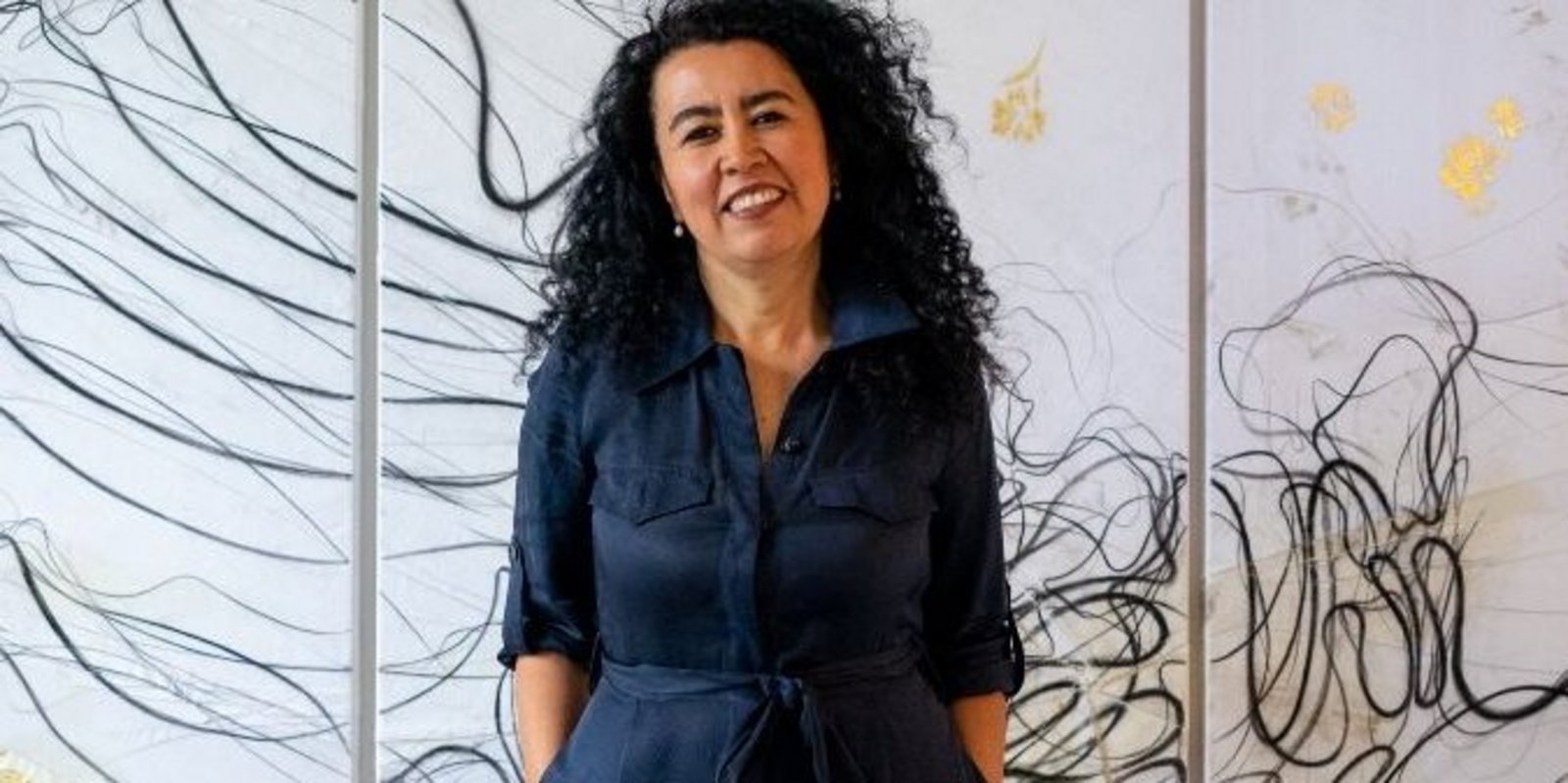 Lilian Moreno Sanchez vor ihrem Werk "Du stellst meine Füße auf weiten Raum".