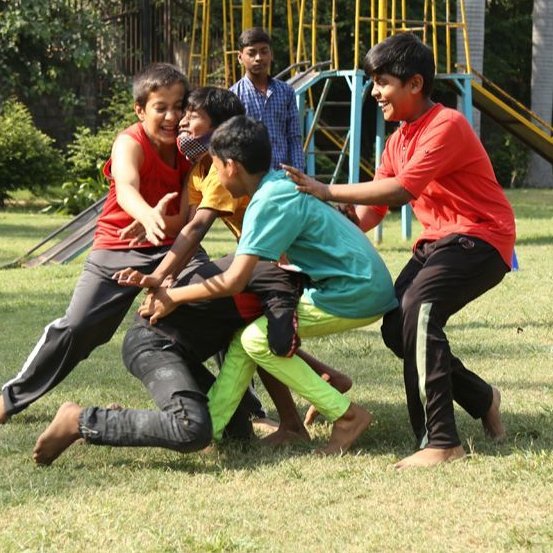 Indische Kinder spielen auf einem Spielplatz