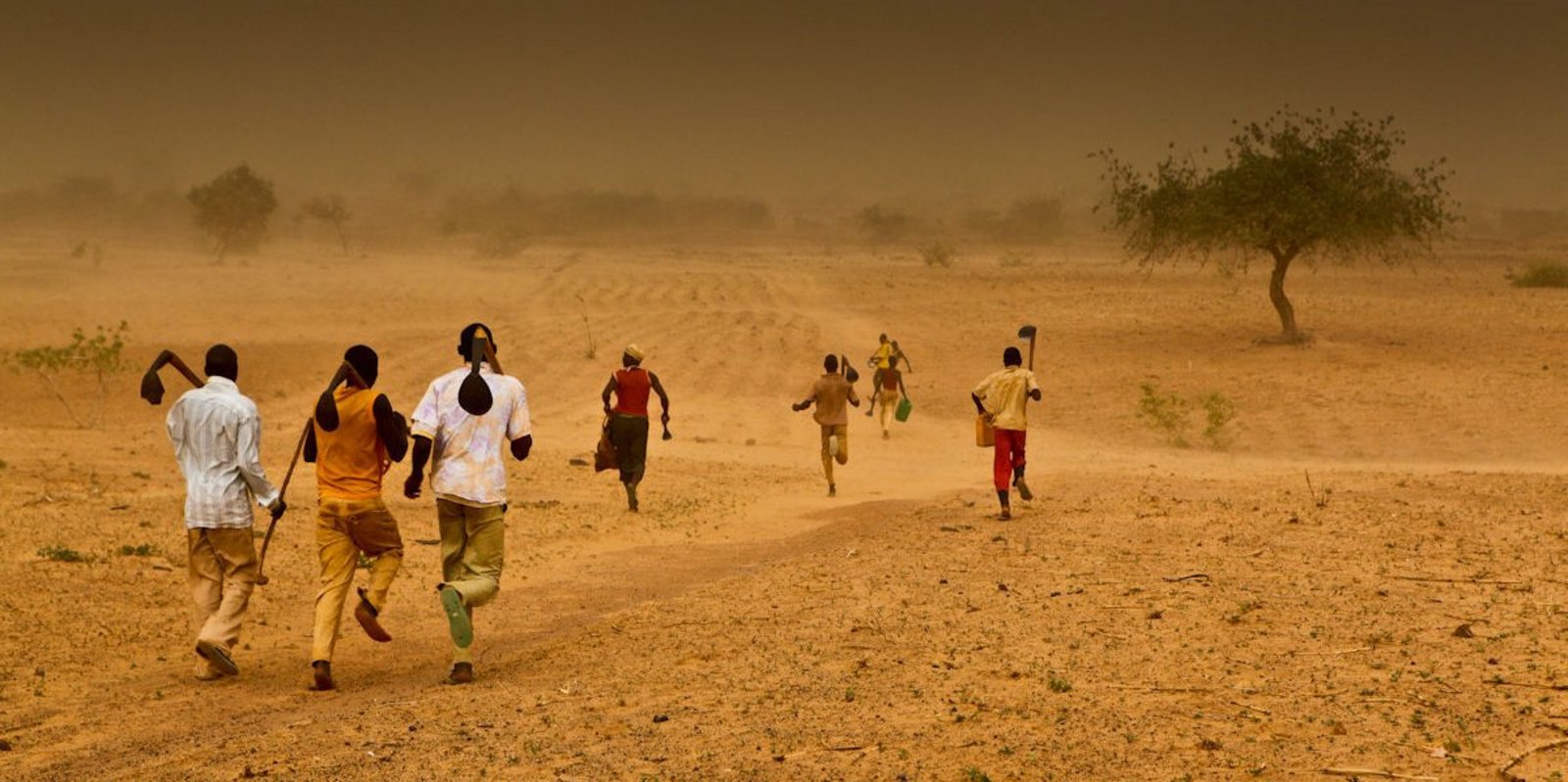 Im Niger laufen Menschen durch einen Sandsturm.