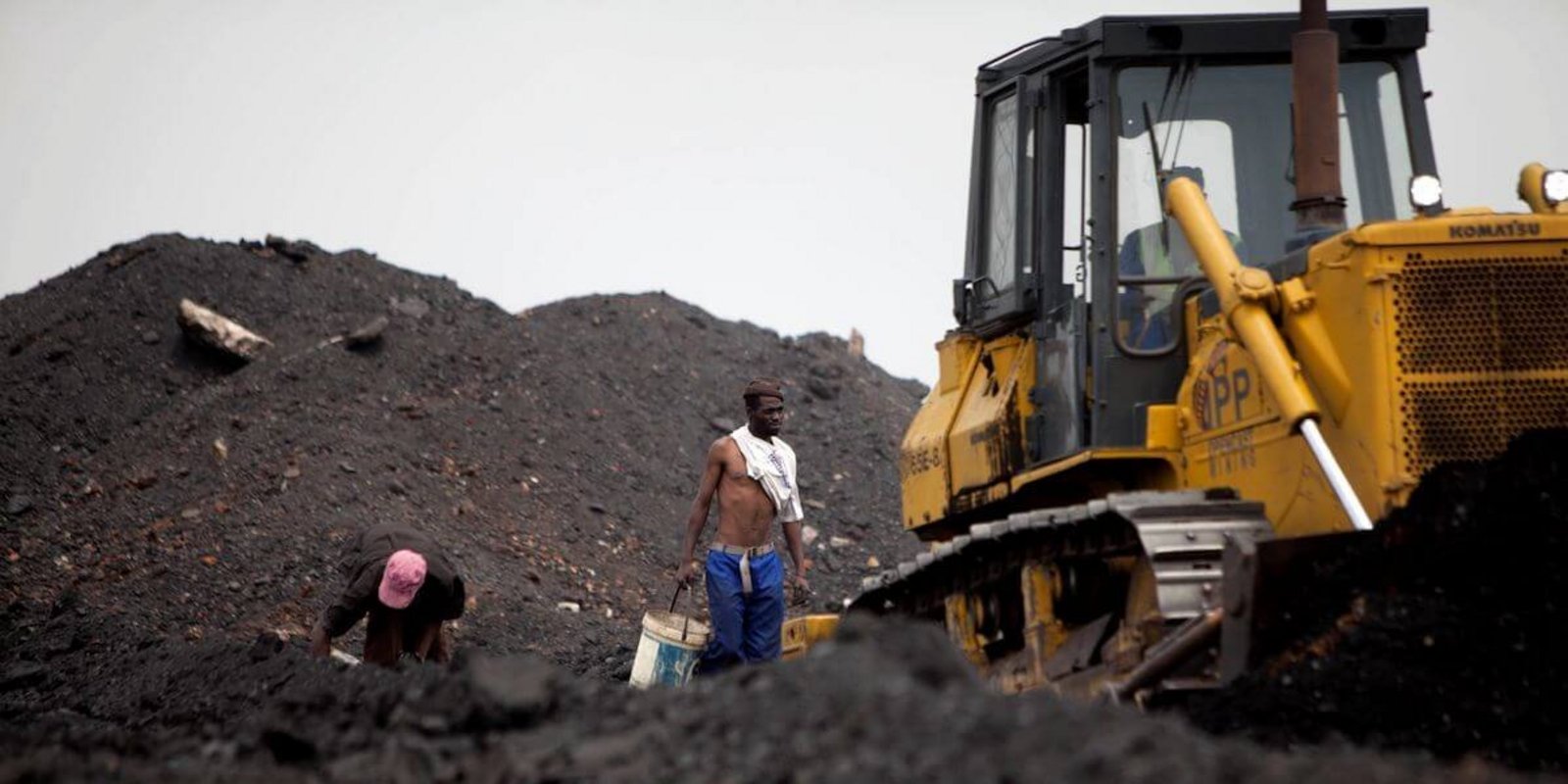 Menschen auf Kohlehalte in Südafrika